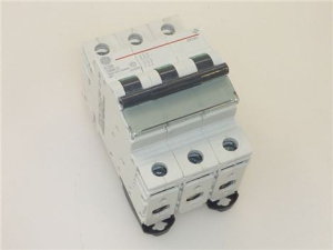 ТРЕХФАЗНЫЙ ВЫКЛЮЧАТЕЛЬ 20A C20